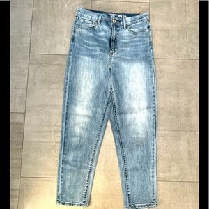 Levi Denizen Mom Jeans - cool light wash, so soft! Like new😊 & ready for you!